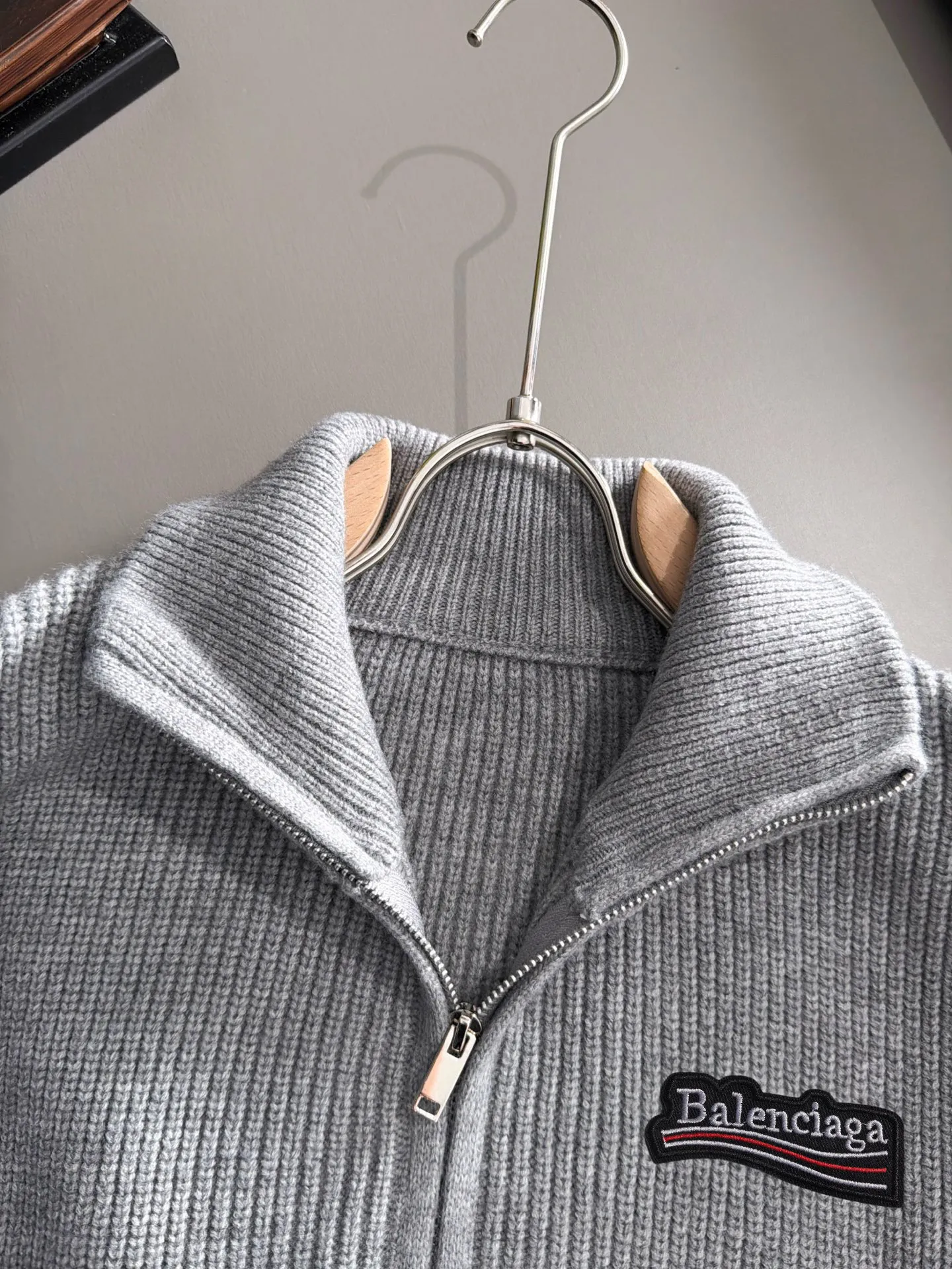 The latest knitted sweater jackets from Balenciaga’s 2026 Autumn and Winter official website are now on sale at the counters for Hot Sale! Specially made of wool blended fabric. It feels comfortable and can be directly in contact with the skin. The logo badge is exquisitely embroidered, which is extremely eye-catching! The details highlight the fashionable charm of big brands. Exquisite workmanship. Three-dimensional cutting style. The wearing effect is invincible and handsome! All three standards are complete! Sizes:M-4XL